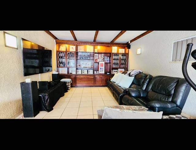 4 BEDROOM FREEHOLD FOR SALE IN ALBERANTE